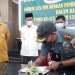 Lekol Kav Embi Triono saat menandatangani MoU dengan pemerintah daerah, terkait pekerjaan TMMD di wilayah Kecamatan Kwandang. (foto.isno)