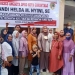 Anggota DPRD Kota Gorontalo, Andi Helda Nyiwi, ketika berpose dengan masyarakat di Kelurahan Heledulaan Selatan, Kota Gorontalo. (Foto istemewa)