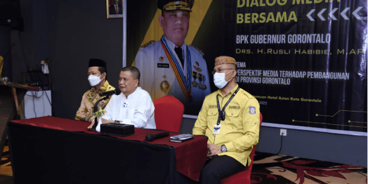 Wagub Gorontalo H. Idris Rahim (tengah), memaparkan capaian pembangunan Provinsi Gorontalo pada dialog media yang digelar oleh Dinas Komunikasi, Informatika, dan Statistika Provinsi Gorontalo di Hotel Aston, Kota Gorontalo, Selasa (19/4/2022). (Foto: Haris)