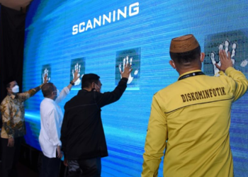 Wakil gubernur Idris Rahim didampingi,  Ketua Komisi I DPRD Aw Thalib,  Kepala Sub Direktorat Wilayah IV DR. Wawan Munawar Kholid, Kepala Dinas Kominfotik Masran Rauf saat melaunching Program Gorontalo Digital, dalam transformasi layanan masyarakat ditingkat desa/kelurahan, bertempat di Ballroom Aston Hotel Kota Gorontalo, Selasa (19/04/2022). (Foto: Haris)