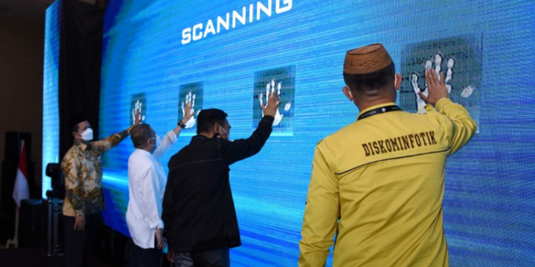 Wakil gubernur Idris Rahim didampingi,  Ketua Komisi I DPRD Aw Thalib,  Kepala Sub Direktorat Wilayah IV DR. Wawan Munawar Kholid, Kepala Dinas Kominfotik Masran Rauf saat melaunching Program Gorontalo Digital, dalam transformasi layanan masyarakat ditingkat desa/kelurahan, bertempat di Ballroom Aston Hotel Kota Gorontalo, Selasa (19/04/2022). (Foto: Haris)