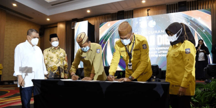 Perjanjian kerjasama antara Kadis Kominfotik, Masran Rauf dengan Kadis Dikbudpora, Wahyudin Katili terkait program Remaja Cakap Digital atau Recak Digital dan disaksikan oleh Wakil Gubernur Idris Rahim di Hotel Aston, Kota Gorontalo, Selasa, (19/4/2022). (Foto: Haris)