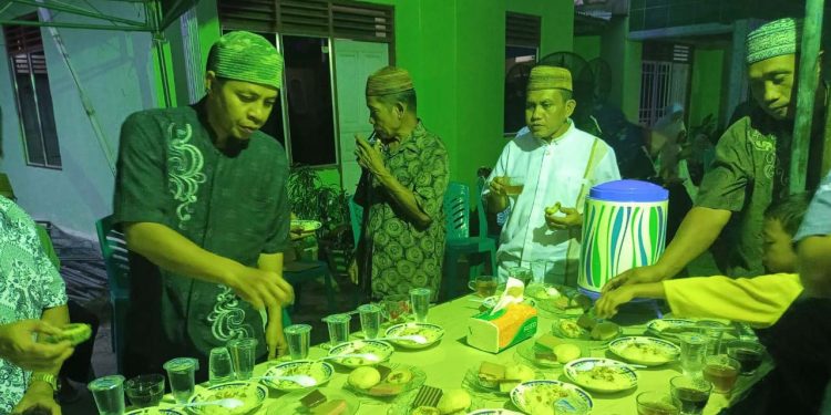 Ekwan Ahmad ketika melaksanakan buka puasa di Rumah Tahfiz dan Tilawah Darul Khairat, Kota Gorontalo. (Foto: Farun/Gopos)