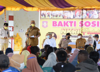 Gubernur Gorontalo Rusli Habibie saat memberikan sambutan pada Bakti Sosial NKRI Peduli di Lapangan Tolongio, Kecamatan Anggrek, Kabupaten Gorontalo Utara, selasa (26/4/2022). Pada kesempatan ini Gubernur Rusli juga menyerahkan bantuan bibit durian pada petani milenial. (Foto: Salman)
