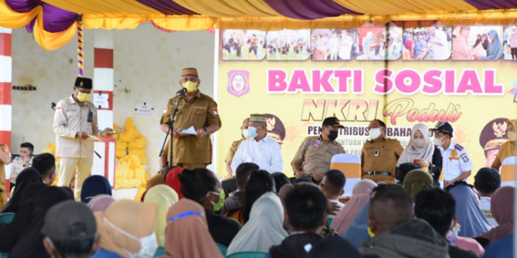 Gubernur Gorontalo Rusli Habibie saat memberikan sambutan pada Bakti Sosial NKRI Peduli di Lapangan Tolongio, Kecamatan Anggrek, Kabupaten Gorontalo Utara, selasa (26/4/2022). Pada kesempatan ini Gubernur Rusli juga menyerahkan bantuan bibit durian pada petani milenial. (Foto: Salman)