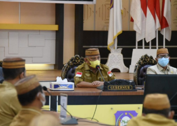 Gubernur Rusli Habibie didampingi Wakil Gubernur Idris Rahim dan Sekdaprov Gorontalo Darda Daraba saat memimpin rapat koordinasi dan evaluasi (rakorev) penyerapan anggaran untuk Triwulan I tahun 2022 di aula rumah jabatan Gubernur Gorontalo, Senin (18/4/2022). (Foto: Salman)