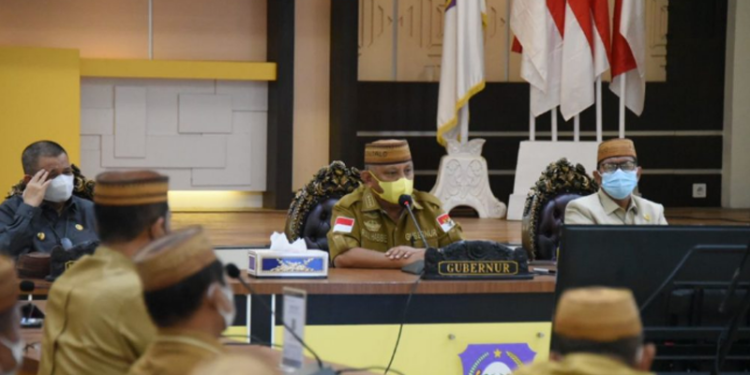 Gubernur Rusli Habibie didampingi Wakil Gubernur Idris Rahim dan Sekdaprov Gorontalo Darda Daraba saat memimpin rapat koordinasi dan evaluasi (rakorev) penyerapan anggaran untuk Triwulan I tahun 2022 di aula rumah jabatan Gubernur Gorontalo, Senin (18/4/2022). (Foto: Salman)