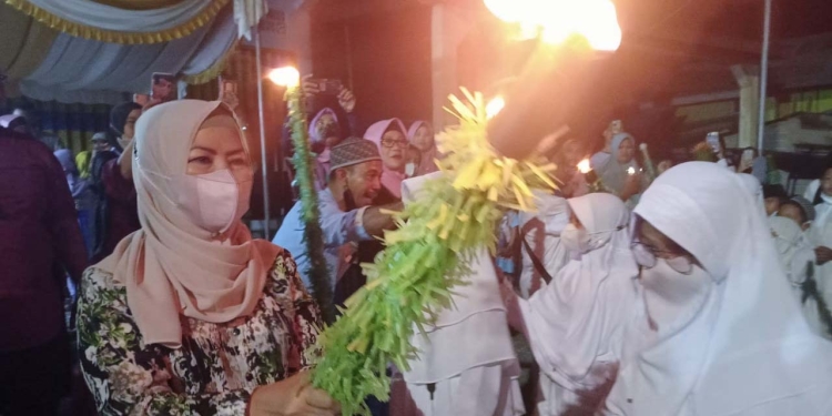 Anggota DPR RI Ida Syaidah Habibie, ketika membuka kegiatan pawai obor di Kelurahan Molosifat W, Kecamatan Kota Barat, Kota Gorontalo, Sabtu (16/4/2022). (Foto: Farun/Gopos)