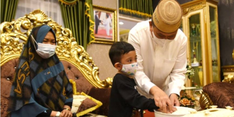 Wagub Gorontalo H. Idris Rahim (kanan) bersama keluarga mengikuti prosesi du’a moheupa zakati atau doa penyaluran zakat fitrah di rumah jabatan Wagub Gorontalo, Kamis (28/4/2022). (Foto : Haris)