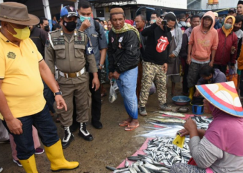 Gubernur Gorontalo Rusli Habibie saat meninjau pusat Pangkalan Pendaratan Ikan (PPI) Tenda, Kota Gorontalo, Kamis (7/4/2022). Kehadiran Rusli untuk memastikan harga dan stok ikan di PPI Tenda.  (Foto: Salman)
