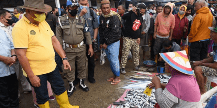 Gubernur Gorontalo Rusli Habibie saat meninjau pusat Pangkalan Pendaratan Ikan (PPI) Tenda, Kota Gorontalo, Kamis (7/4/2022). Kehadiran Rusli untuk memastikan harga dan stok ikan di PPI Tenda.  (Foto: Salman)