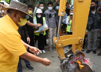 Gubernur Gorontalo Rusli Habibie memecahkan kendi sebagai tanda dimulainnya pekerjaan rekonstruksi Jl. DR. Prof. Jhon Aryo Katili atau eks Andalas, bertempat di Simpang Lima Telaga, Sabtu (16/4/2022). (Foto: Salman)