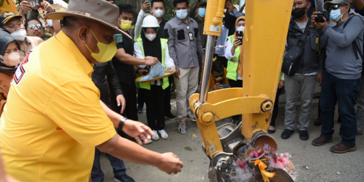 Gubernur Gorontalo Rusli Habibie memecahkan kendi sebagai tanda dimulainnya pekerjaan rekonstruksi Jl. DR. Prof. Jhon Aryo Katili atau eks Andalas, bertempat di Simpang Lima Telaga, Sabtu (16/4/2022). (Foto: Salman)