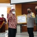 Wali Kota Blitar Santoso saat memberikan piagam penghargaan kepada Polres Blitar Kota di Balai Kusumo Wicitro, Kota Blitar, Kamis (7/4/2022). (Foto: Thoha/Gopos)