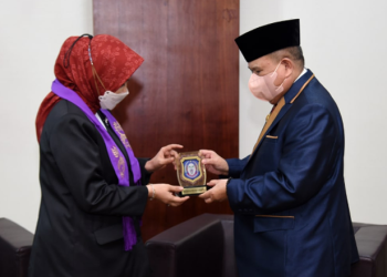 Wagub Gorontalo H. Idris Rahim (kanan), menyerahkan cenderamata kepada Deputi Gubernur BI, Aida S. Budiman, di Kantor Perwakilan BI Gorontalo, Rabu (20/4/2022). (Foto: Haris)