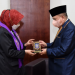 Wagub Gorontalo H. Idris Rahim (kanan), menyerahkan cenderamata kepada Deputi Gubernur BI, Aida S. Budiman, di Kantor Perwakilan BI Gorontalo, Rabu (20/4/2022). (Foto: Haris)