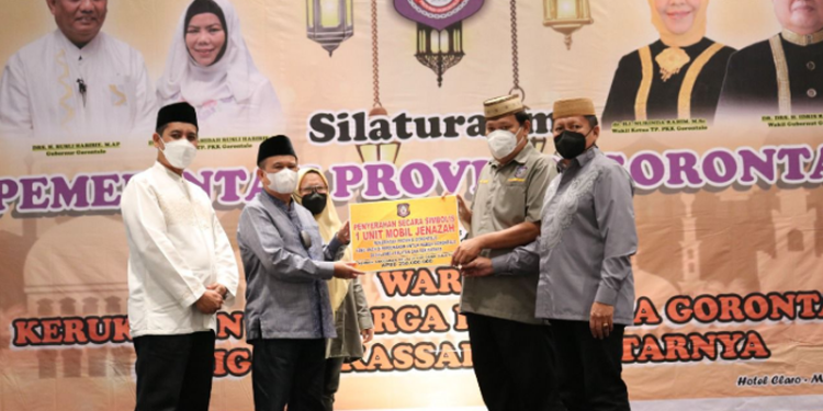 Wagub Gorontalo H. Idris Rahim (kedua kiri) menyerahkan secara simbolis bantuan satu unit mobil jenazah kepada KKIG Makassar, Selasa (26/4/2022). (Foto : Badan Penghubung)