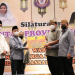 Wagub Gorontalo H. Idris Rahim (kedua kiri) menyerahkan secara simbolis bantuan satu unit mobil jenazah kepada KKIG Makassar, Selasa (26/4/2022). (Foto : Badan Penghubung)