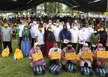Foto bersama penerima BLP3G dengan Gubernur Rusli Habibie pada baksos NKRI Peduli di Lapangan Kelurahan Kayu Merah, Kecamatan Limboto, Kabupaten Gorontalo, Rabu (6/4/2022). (Foto: Salman)