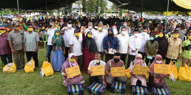 Foto bersama penerima BLP3G dengan Gubernur Rusli Habibie pada baksos NKRI Peduli di Lapangan Kelurahan Kayu Merah, Kecamatan Limboto, Kabupaten Gorontalo, Rabu (6/4/2022). (Foto: Salman)