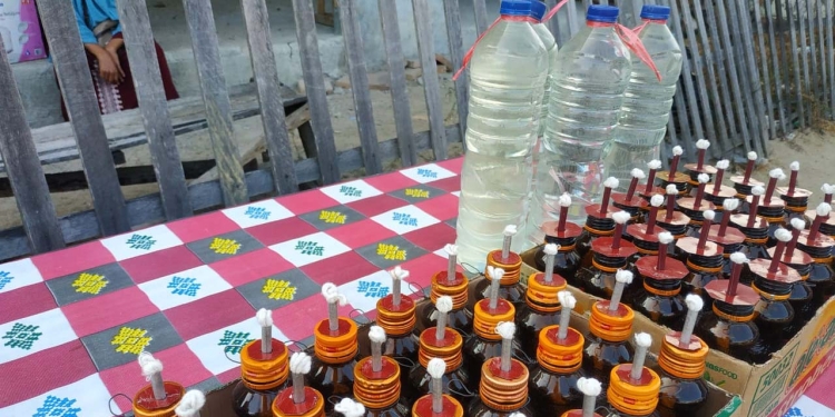 Lampu botol milik Robyan Helingo (58) yang dijual di idepan jalan kompleks pasar tradisional Marisa, Kabupaten Pohuwato, Rabu (20/04/2022). (Yusuf/Gopos)