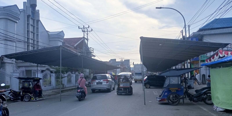 Kawasan pertokooan Kota Gorontalo yang dijadikan sebagai lokasi pasar senggol mulai dibangun tenda.
