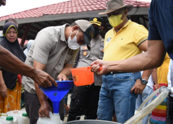 Gubernur Rusli Habibie saat menyaksikan penyaluran minyak goreng curah khusus masyarakat di Kabila Bone dan Bone Pantai, Sabtu (9/4/2022). (Foto: Salman)