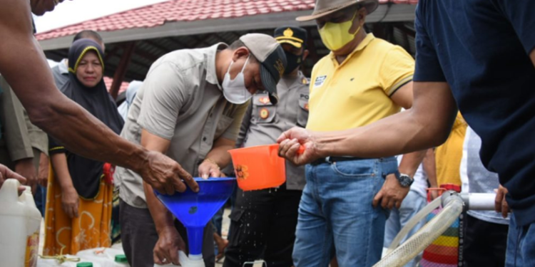 Gubernur Rusli Habibie saat menyaksikan penyaluran minyak goreng curah khusus masyarakat di Kabila Bone dan Bone Pantai, Sabtu (9/4/2022). (Foto: Salman)