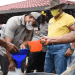 Gubernur Rusli Habibie saat menyaksikan penyaluran minyak goreng curah khusus masyarakat di Kabila Bone dan Bone Pantai, Sabtu (9/4/2022). (Foto: Salman)