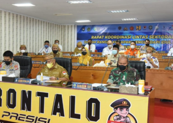 Suasana rapat koordinasi (rakor) lintas sektoral dalam rangka pengendalian pangan dan kesiapan pengamanan Idul Fitri 1443 H tahun 2022, Senin (18/4/2022) pagi, di ruang Vidcon Mapolda Gorontalo,  dihadiri Kapolda Gorontalo, Gubernur Rusli Habibie, Danrem 133 NWB, dan pejabat lainnya. (Foto: Salman)