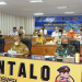 Suasana rapat koordinasi (rakor) lintas sektoral dalam rangka pengendalian pangan dan kesiapan pengamanan Idul Fitri 1443 H tahun 2022, Senin (18/4/2022) pagi, di ruang Vidcon Mapolda Gorontalo,  dihadiri Kapolda Gorontalo, Gubernur Rusli Habibie, Danrem 133 NWB, dan pejabat lainnya. (Foto: Salman)