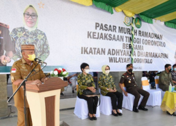 Gubernur Rusli Habibie saat memberikan sambutan pada pelaksanaan pasar murah Ramadan, yang dilaksanakan di halaman Kantor Kejaksaan Tinggi Gorontalo, Selasa (26/4/2022). (Foto: Salman)