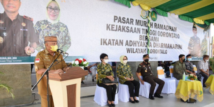 Gubernur Rusli Habibie saat memberikan sambutan pada pelaksanaan pasar murah Ramadan, yang dilaksanakan di halaman Kantor Kejaksaan Tinggi Gorontalo, Selasa (26/4/2022). (Foto: Salman)