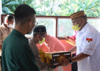 Di sela-sela kunjungan kerjanya menyerahkan BLP3G, Gubernur Rusli juga menyerahkan bantuan hibah masjid yang ada di Kecamatan Popayato, Kabupaten Pohuwato.  (Foto: Salman)