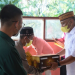 Di sela-sela kunjungan kerjanya menyerahkan BLP3G, Gubernur Rusli juga menyerahkan bantuan hibah masjid yang ada di Kecamatan Popayato, Kabupaten Pohuwato.  (Foto: Salman)