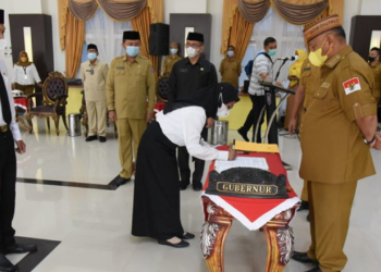 Penandatanganan surat perjanjian kerja oleh perwakilan Guru yang baru saja dilantik jadi pegawai pemerintah dengan perjanjian kerja (P3K) dan disaksikan langsung oleh Gubernur Rusli Habibie Senin (18/4/2022). (Foto: Salman)