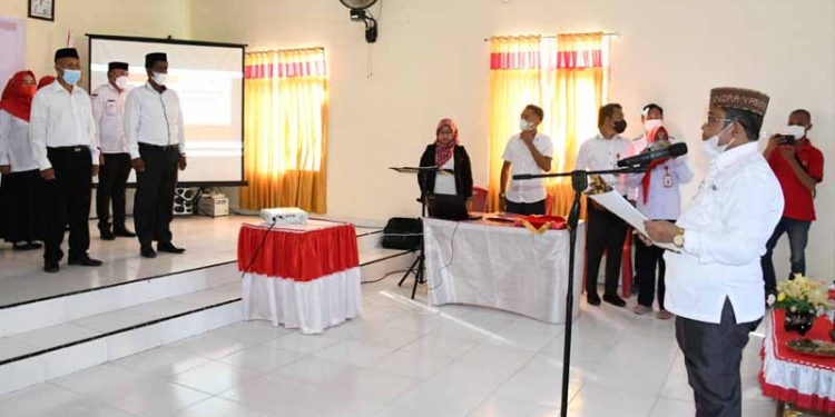 Indra Yasin selaku Ketua PMI Gorut melantik dewan kehormatan dan pengurus PMI Kecamatan Monano. (foto.istimewa)