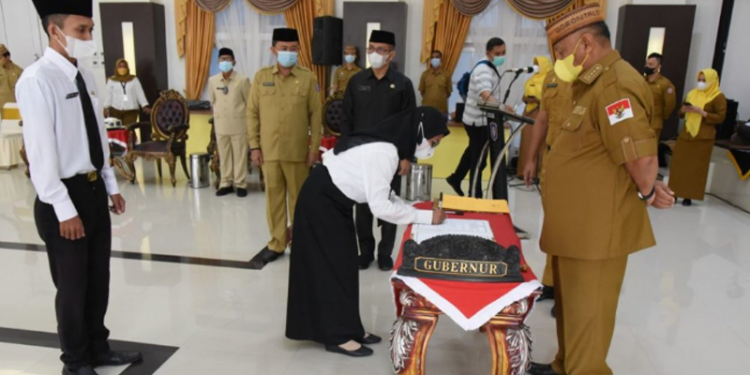 Penandatanganan surat perjanjian kerja oleh perwakilan Guru yang baru saja dilantik jadi pegawai pemerintah dengan perjanjian kerja (P3K) dan disaksikan langsung oleh Gubernur Rusli Habibie Senin (18/4/2022). (Foto: Salman)
