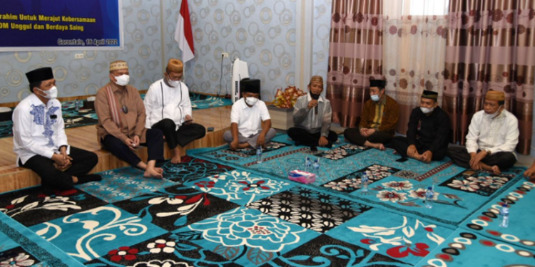Wagub Gorontalo H. Idris Rahim (kedua kiri), menghadiri silaturahmi yang digelar oleh APTISI Provinsi Gorontalo di Kampus Universitas Bina Mandiri (UBM) Gorontalo, Sabtu (16/4/2022). (Foto: Haris)