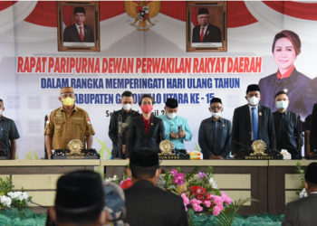 Gubernur Gorontalo Rusli Habibie (kemeja khaki) saat menghadiri Rapat Paripurna istimewa DPRD Gorontalo Utara dalam rangka memperingati Hari Ulang Tahun ke-15 Kabupaten Gorontalo Utara, Selasa (25/2/2022). (Foto: Salman)