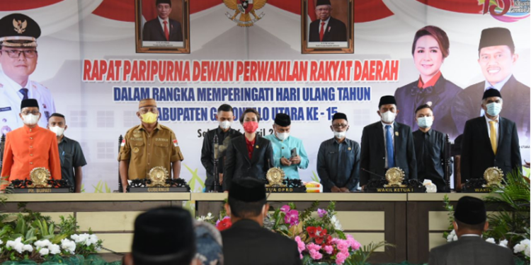 Gubernur Gorontalo Rusli Habibie (kemeja khaki) saat menghadiri Rapat Paripurna istimewa DPRD Gorontalo Utara dalam rangka memperingati Hari Ulang Tahun ke-15 Kabupaten Gorontalo Utara, Selasa (25/2/2022). (Foto: Salman)