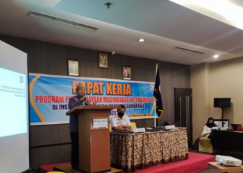 Sekretaris Daerah Provinsi Gorontalo Darda Daraba saat membuka rapat kerja program pemberdayaan masyarakat anti narkoba di instansi pemerintah bertempat di Hotel Maqna, Kamis (14/4/2022). (Foto: Nova)