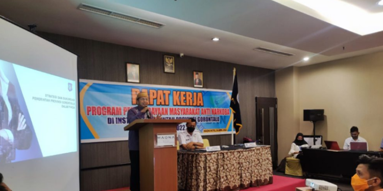 Sekretaris Daerah Provinsi Gorontalo Darda Daraba saat membuka rapat kerja program pemberdayaan masyarakat anti narkoba di instansi pemerintah bertempat di Hotel Maqna, Kamis (14/4/2022). (Foto: Nova)