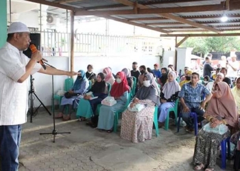 Wakil ketua I DPRD Kota Gorontalo, Mohamad Rivai Bukusu, ketika memberikan sambutan pada kegiatan reses di Kecamatan Kota Tengah, Kota Gorontalo. (Foto dok. humas)