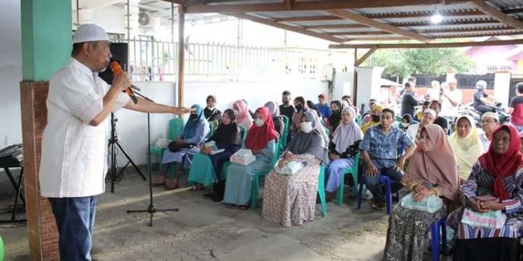 Wakil ketua I DPRD Kota Gorontalo, Mohamad Rivai Bukusu, ketika memberikan sambutan pada kegiatan reses di Kecamatan Kota Tengah, Kota Gorontalo. (Foto dok. humas)