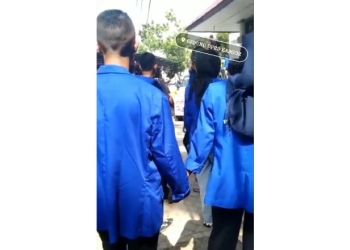 Momen Romantis saat Demo Mahasiswa di Kabupaten Gorontalo. [Tangkapan Layar]