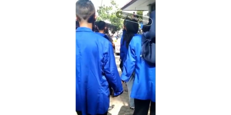 Momen Romantis saat Demo Mahasiswa di Kabupaten Gorontalo. [Tangkapan Layar]