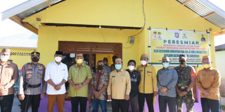 Gubernur Rusli Habibie didampingi beberapa pimpinan OPD,  baznas dan pemilik rumah, usai meresmikan rumah korban puting beliung yang berhasil di renovasi oleh pemprov Gorontalo melalui baznas, di desa Biluhu Timur, Kecamatan Batudaa Pantai, Kamis (7/4/2022). (Foto: Salman)