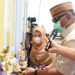 Pengguntingan pita oleh gubernur Rusli Habibie didampingi istri Idah Syahidah saat meresmikan rumah layak huni (Mahyani) bagi korban kebakaran di Desa Bakti, Kecamatan Pulubala, Kabupaten Gorontalo, Jumat (2/15/4/2022). (Foto: Salman)