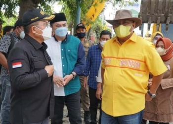 Ketua DPRD Kota Gorontalo Haridi Sidiki saat menghadiri pekerjaan rekonstruksi jalan prof. Dr. Jhon Aryo Katili Kota Gorontalo. Sabtu (16/4/2022).(Foto Arif Masui)